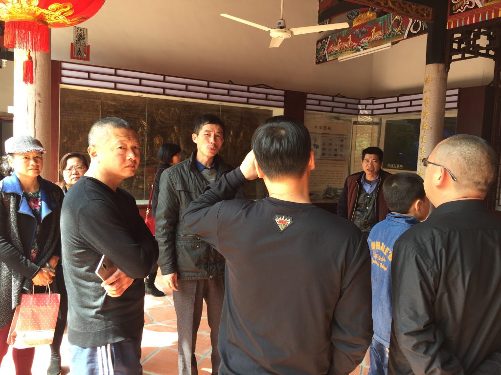 听取苏颂后人讲解（林志坚）