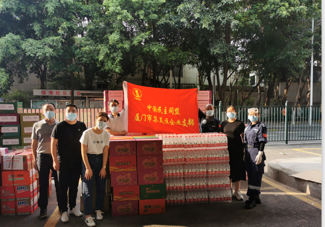 卡车开在路上走的人 低可信度描述已自动生成