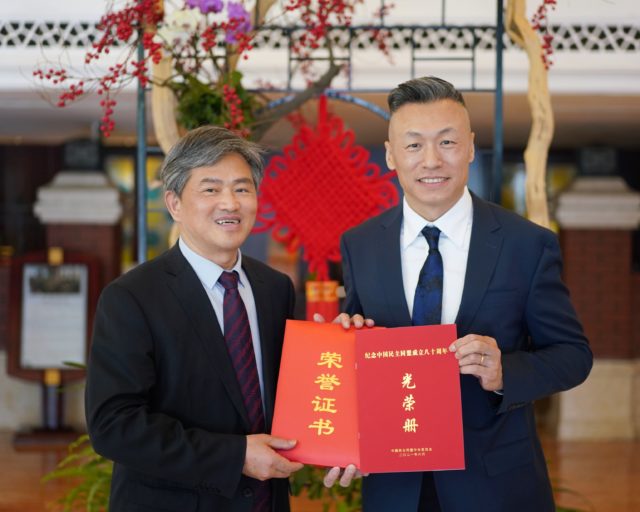阮主委为盟员侯斌颁发证书