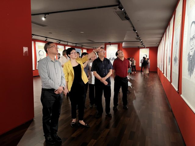 4参观展览