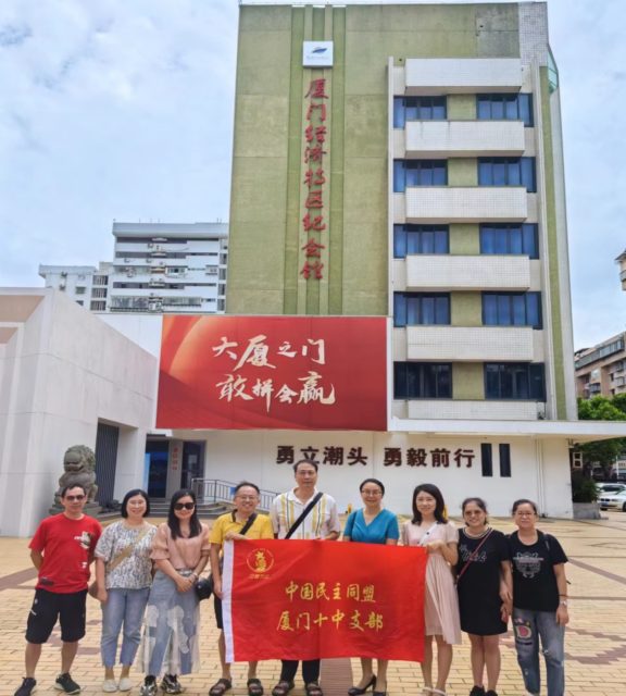 一群人站在建筑前
描述已自动生成