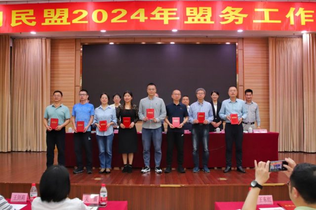 8位荣获“创特色 增活力”活动先进个人代表上台领奖1