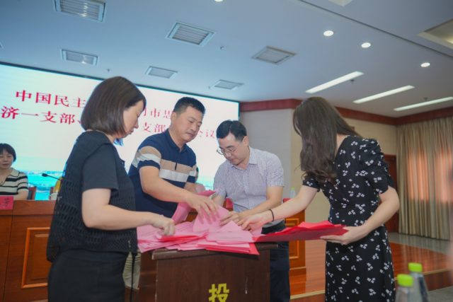 图片包含 室内, 人, 天花板, 桌子

描述已自动生成