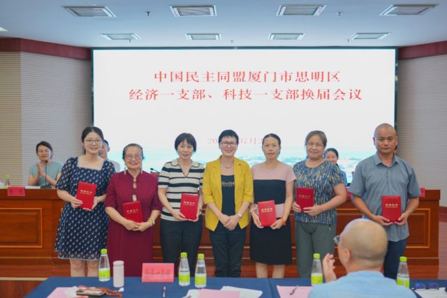 一群人站在桌子上

中度可信度描述已自动生成