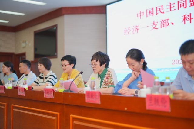 几个人在桌子前

描述已自动生成