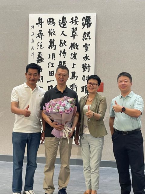 男人和女人躺在地上 低可信度描述已自动生成